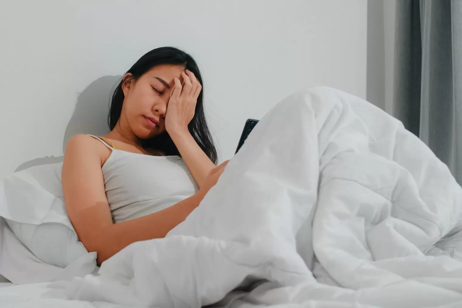 ilustrasi seseorang yang bangun tidur tapi tetap merasa capek