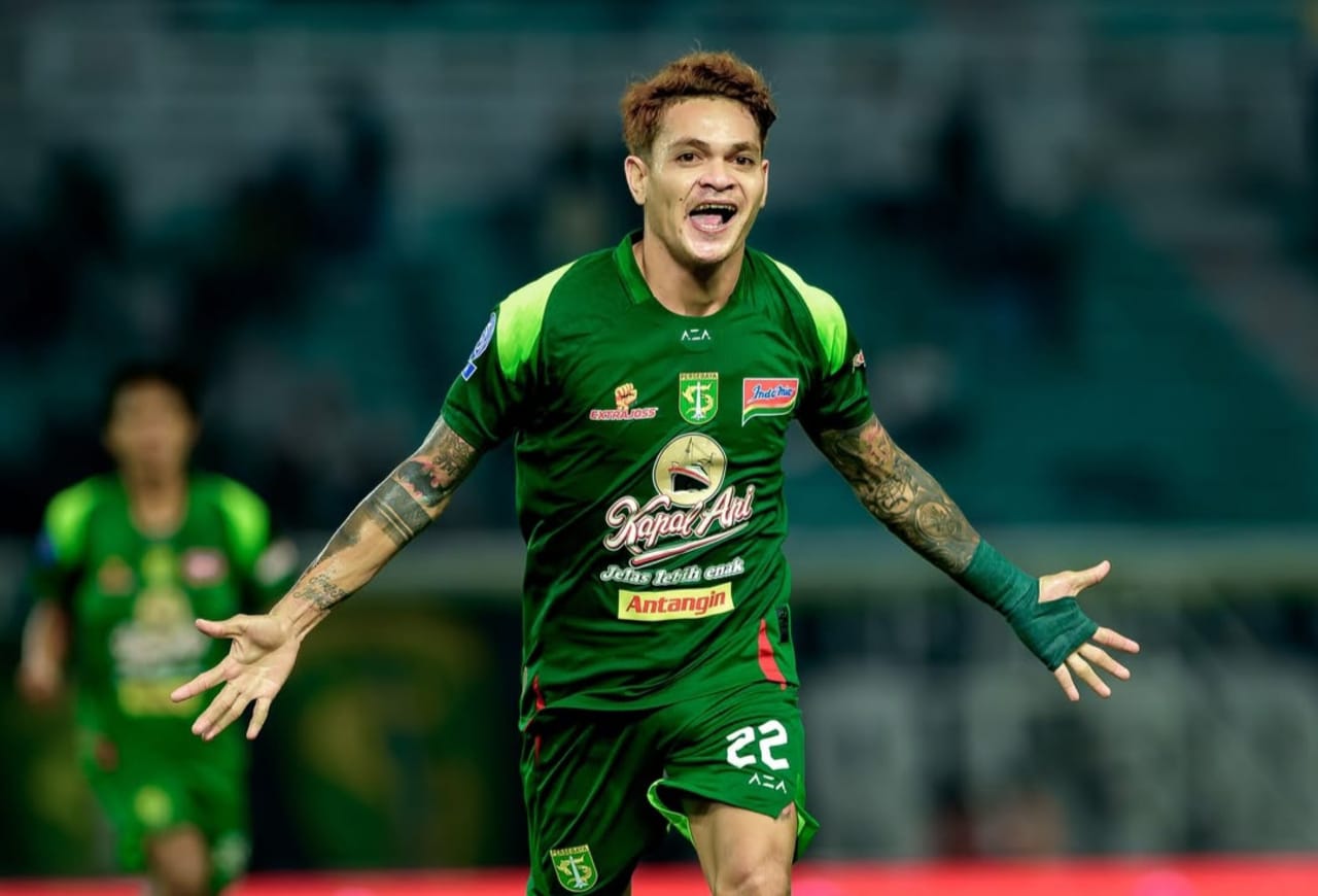 Selebrasi Gali Freitas usai cetak gol penentu kemenangan Persebaya atas PSM Makassar. 