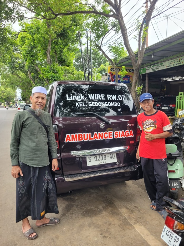 Ketua RW 07 Lingkungan Wire, Supriyanto (kiri) bersama Ambulans Siaga milik lingkungannya yang siap memberikan pelayanan gratis kepada warganya.