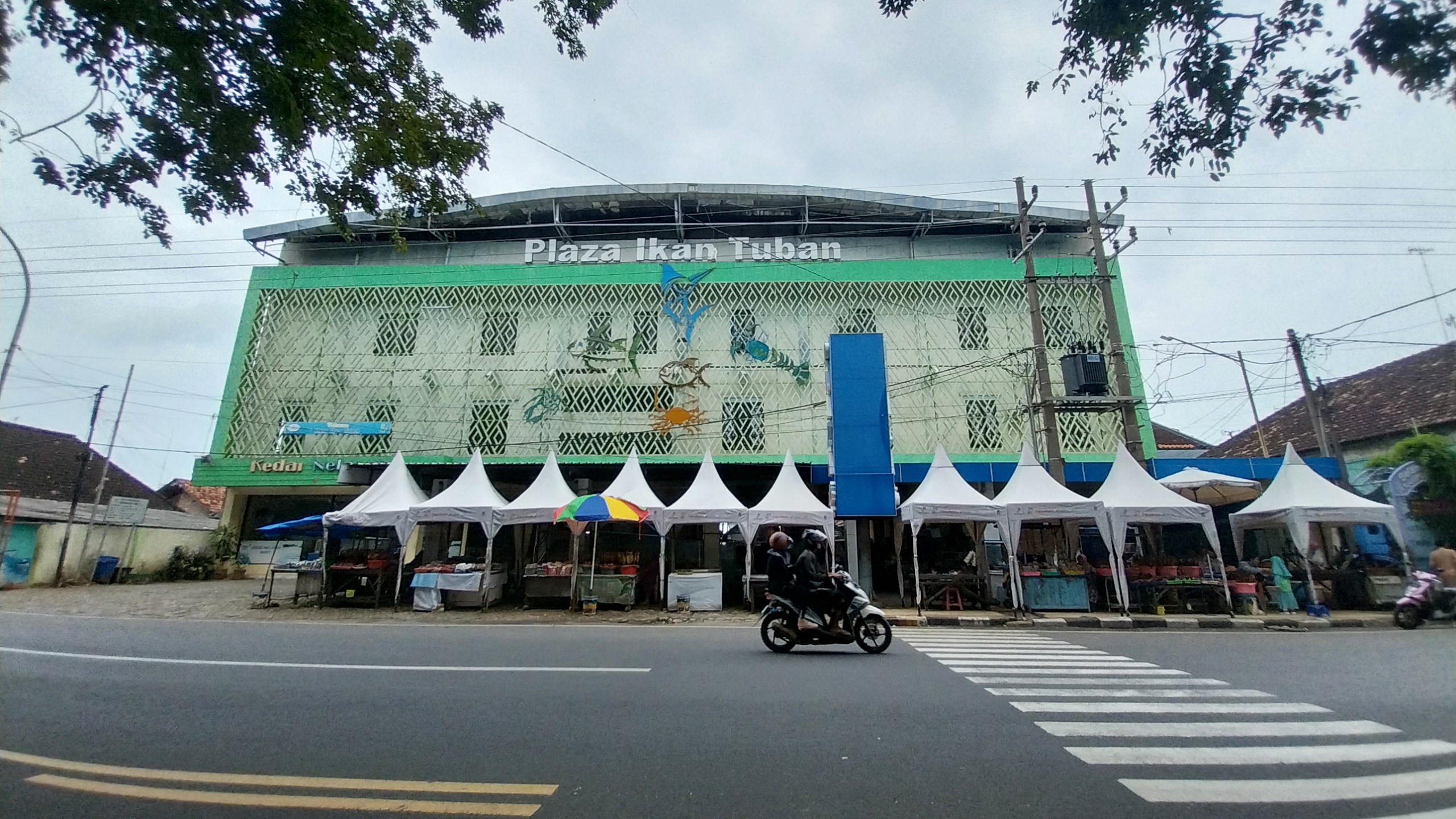 Kondisi halaman depan Plaza Ikan selama Ramadan yang dipenuhi lapak ikan asap.