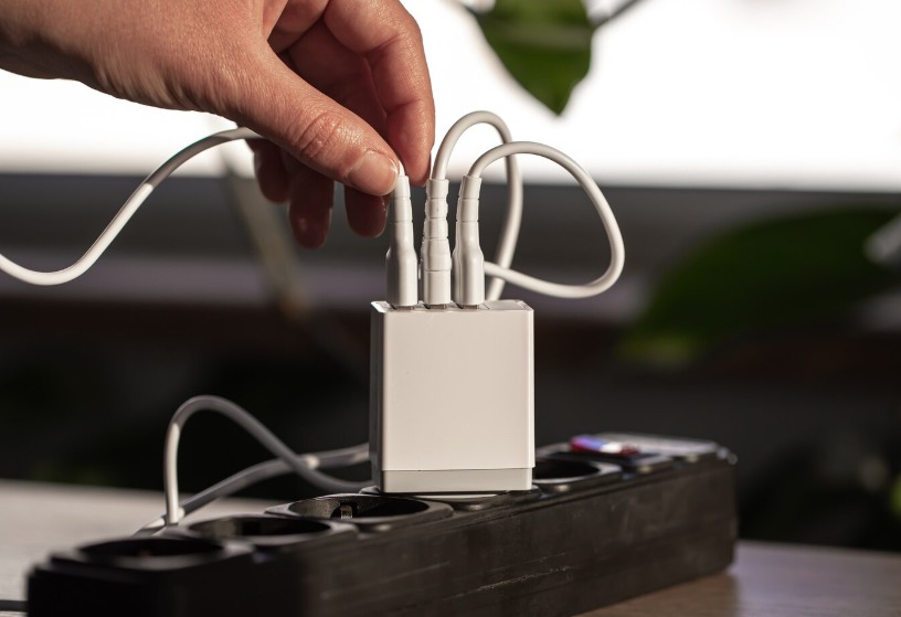 ilustrasi Cegah Korsleting dengan Rutin Mencabut Charger