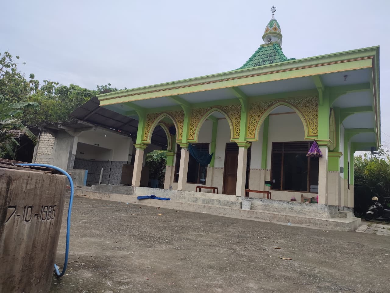 Bangunan mushola peninggalan KH Abu Ishaq Madyani yang terletak di Jalan A. Yani Gang Pesantren, Desa/Kecamatan Rengel.