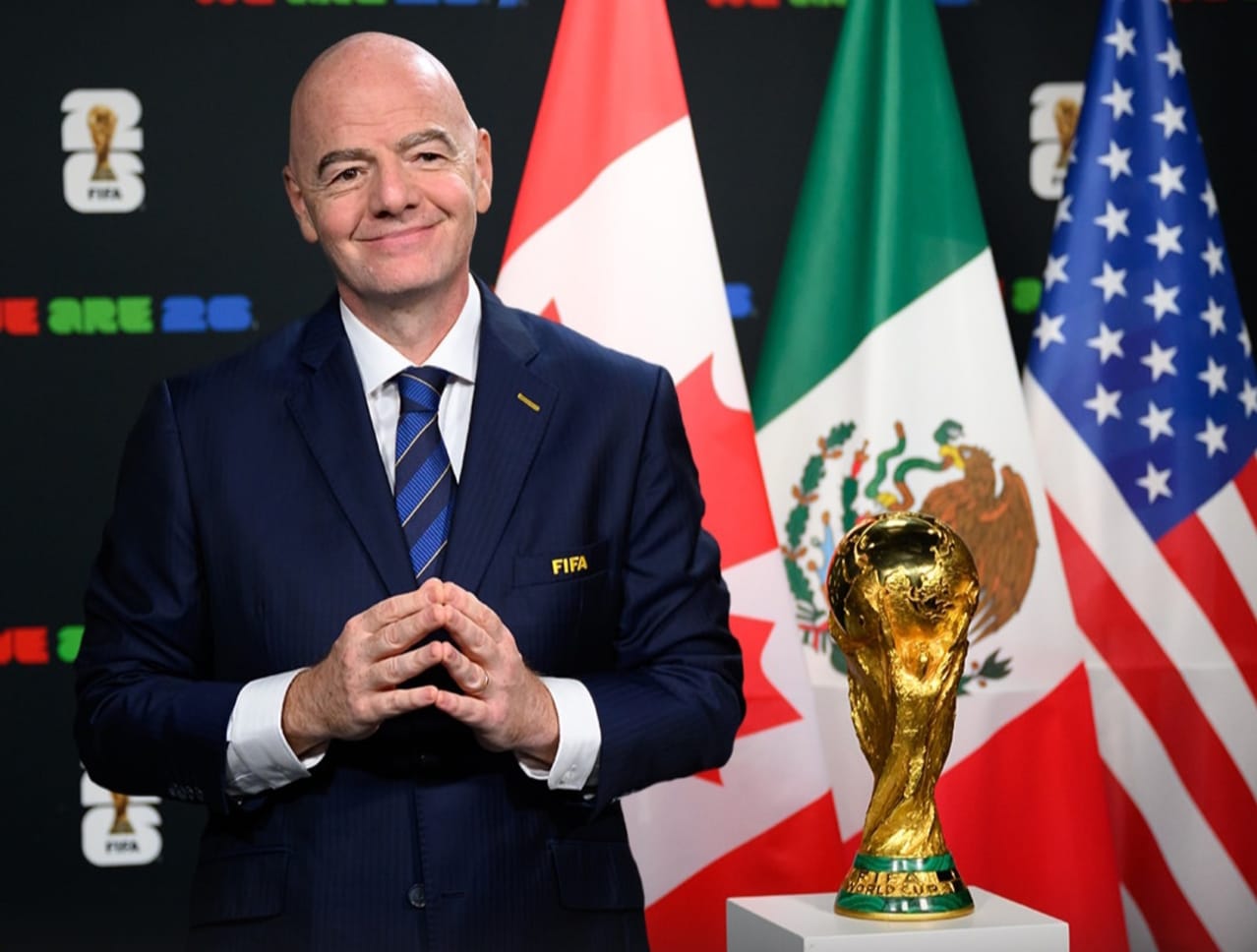 Ilustrasi Presiden FIFA Gianni Infantino dan Trofi Piala Dunia
