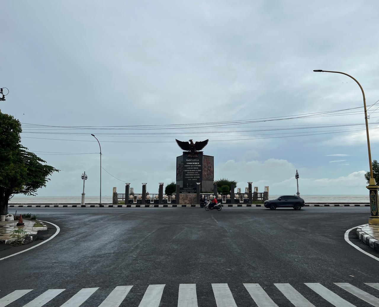 Awan kelabu tampak menyelimuti langit kawasan Tugu Pancasila, Jumat (27/2).