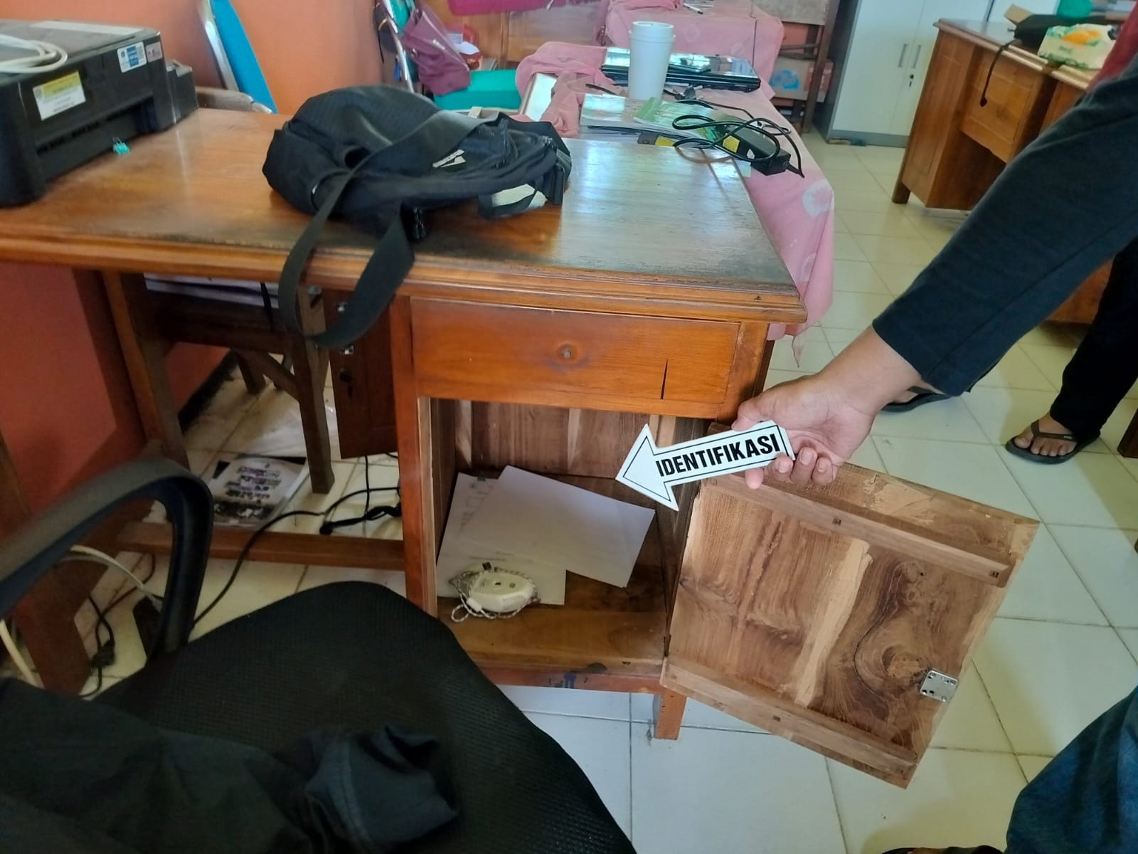 Anggota Polsek Bancar melakukan olah TKP di salah satu ruang di SDN Siding, Kecamatan Bancar pasca terjadinya pencurian laptop, Jumat (20/2).