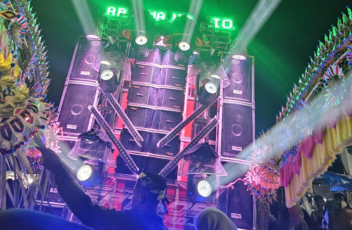 Sound horeg yang menyemarakkan acara karnaval di wilayah Kecamatan Plumpang.