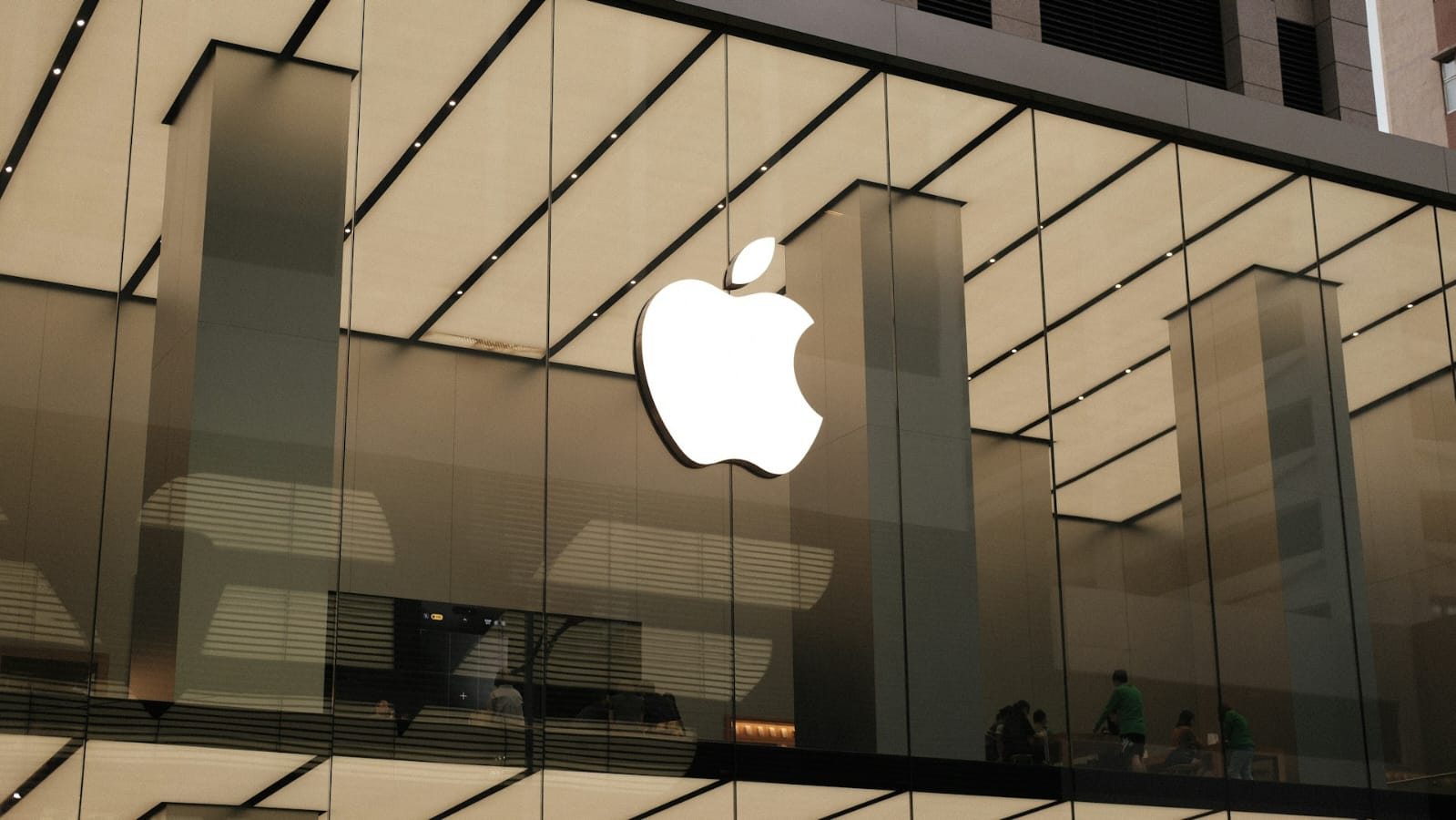 Apple tutup sejumlah toko di Uni Emirat Arab.