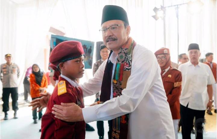 Foto mensos Gusipul Saat berkunjung Ke (SRT) Siswa Sekolah Rakyat Terintegrasi