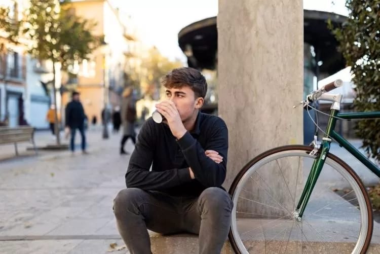 Ilustrasi seorang pria introvert.