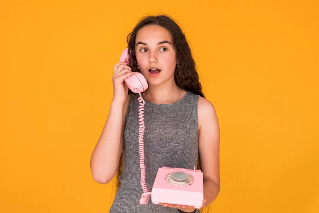 Ilustrasi telepon putar, kenangan masa kecil generasi 70-80an. 