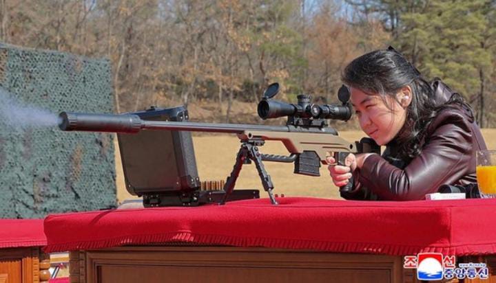 Putri Kim Jong un, Ju ae terlihat sedang menembak senapan di lapangan tembak