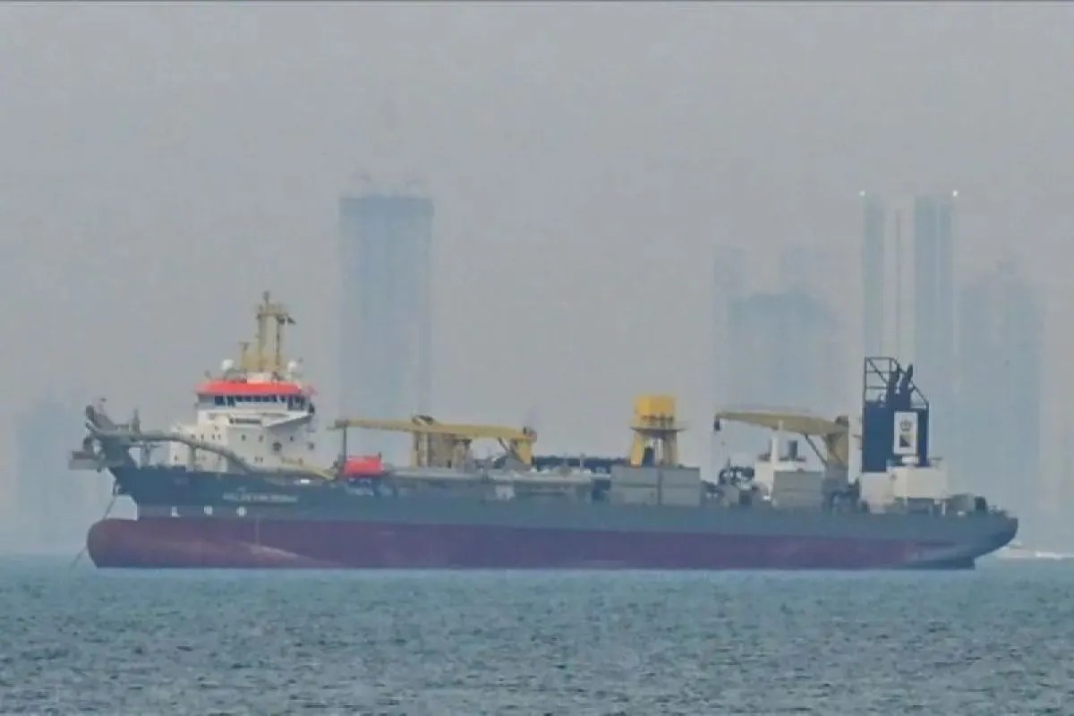 Ilustrasi sebuah kapal melintas di Selat Hormuz, Iran.