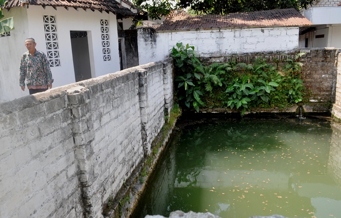 Makam KH Ali Manshur yang berdampingan dengan kolam wudu area musala di Desa Maibit, Kecamatan Rengel. Insert, foto KH Ali Manshur.