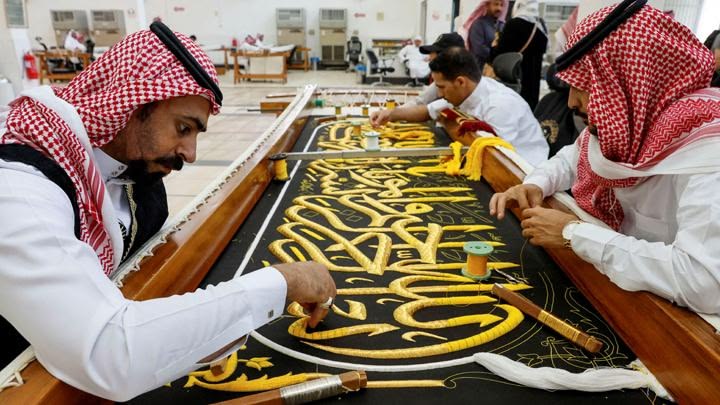 Pengrajin kiswah atau kain penutup Ka'bah