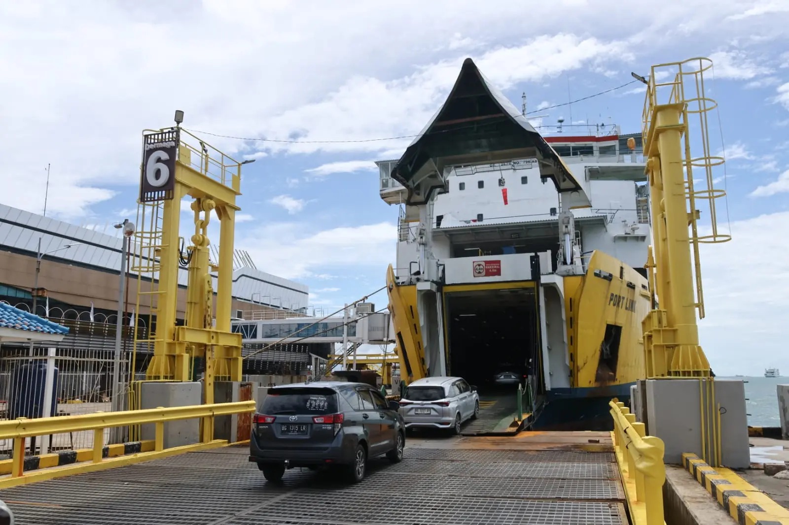 Kapal Ferry milik ASDP di Pelabuhan Merak.