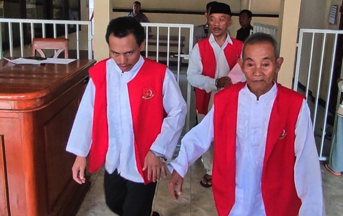 Djono (kanan) tersangka kasus pembunuhan asal Kecamatan Bancar, saat digiring menuju Ruang Sidang Cakra PN Tuban, kemarin (4/3).