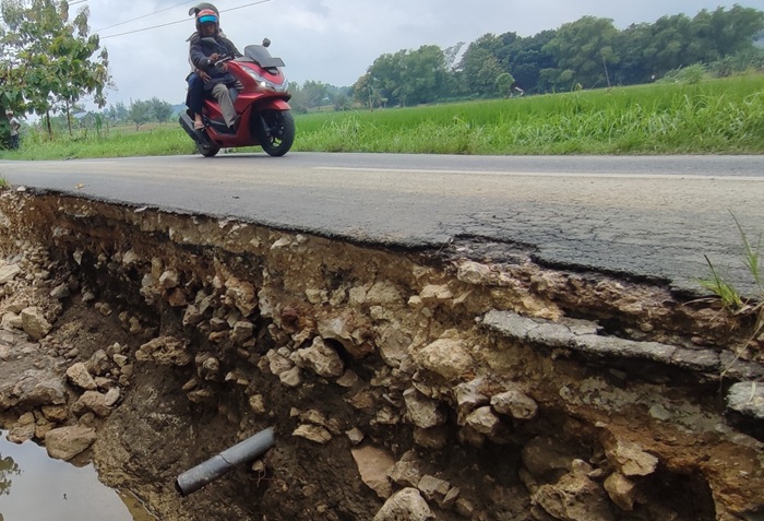 Kondisi jalan penghubung Desa Ngino dan Desa Sambongrejo, Kecamatan Semanding pasca diterjang banjir bandang dua hari lalu. Sejumlah bagian jalan tampak terkikis, kemarin (4/3).