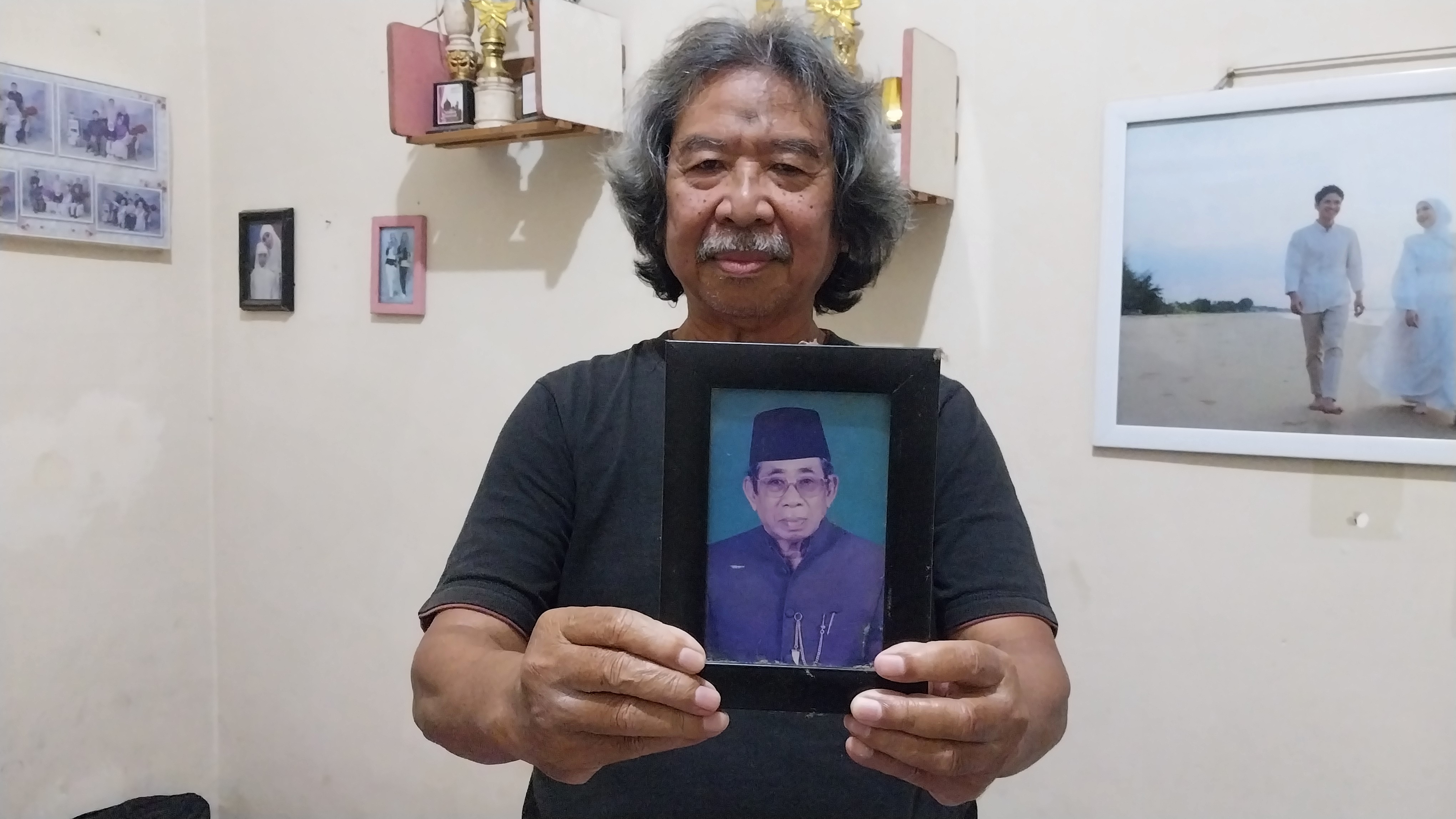 Fahmi Djaya Putra, KH Mahbub Ihsan menunjukkan potret yang tersimpan rapi di kediamannya, Jalan Patimura, Tuban.