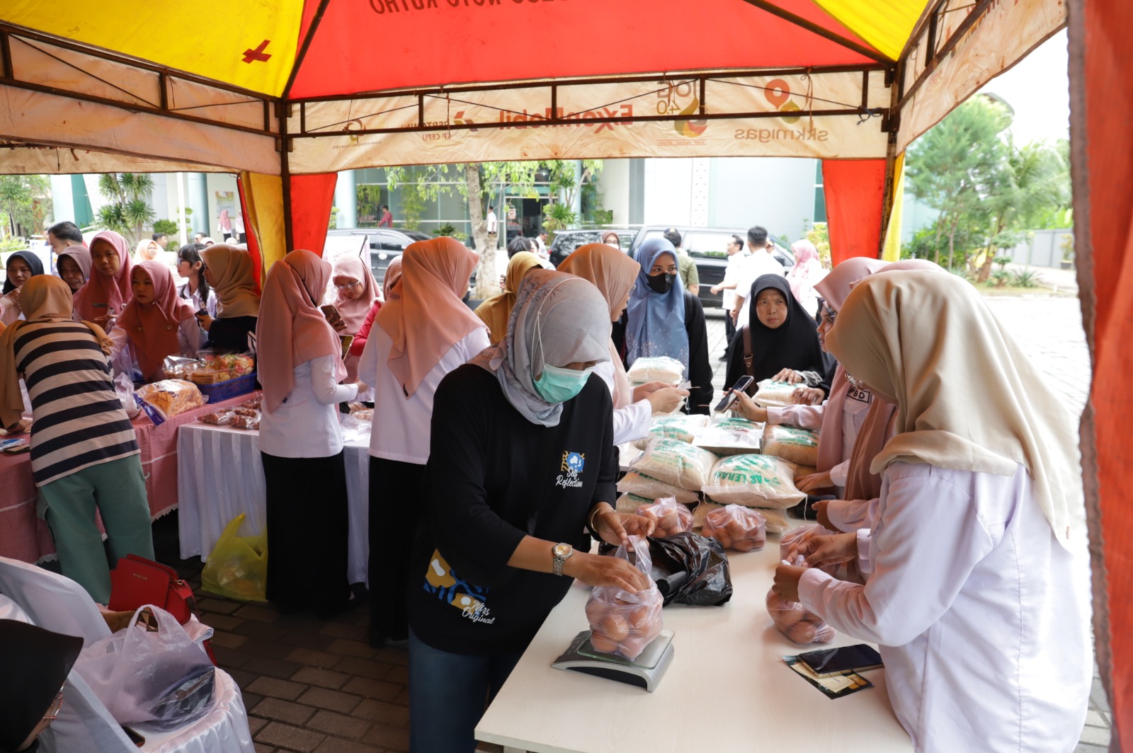 Stok sembako di Tuban dipastikan aman setelah pemantauan bersama distributor dan TPID, Pemkab juga menggelar pasar murah Ramadan.