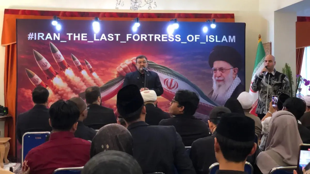 Suasana doa bersama dan penandatanganan petisi di kediaman Dubes Iran untuk Indonesia pada Kamis (5/3). 