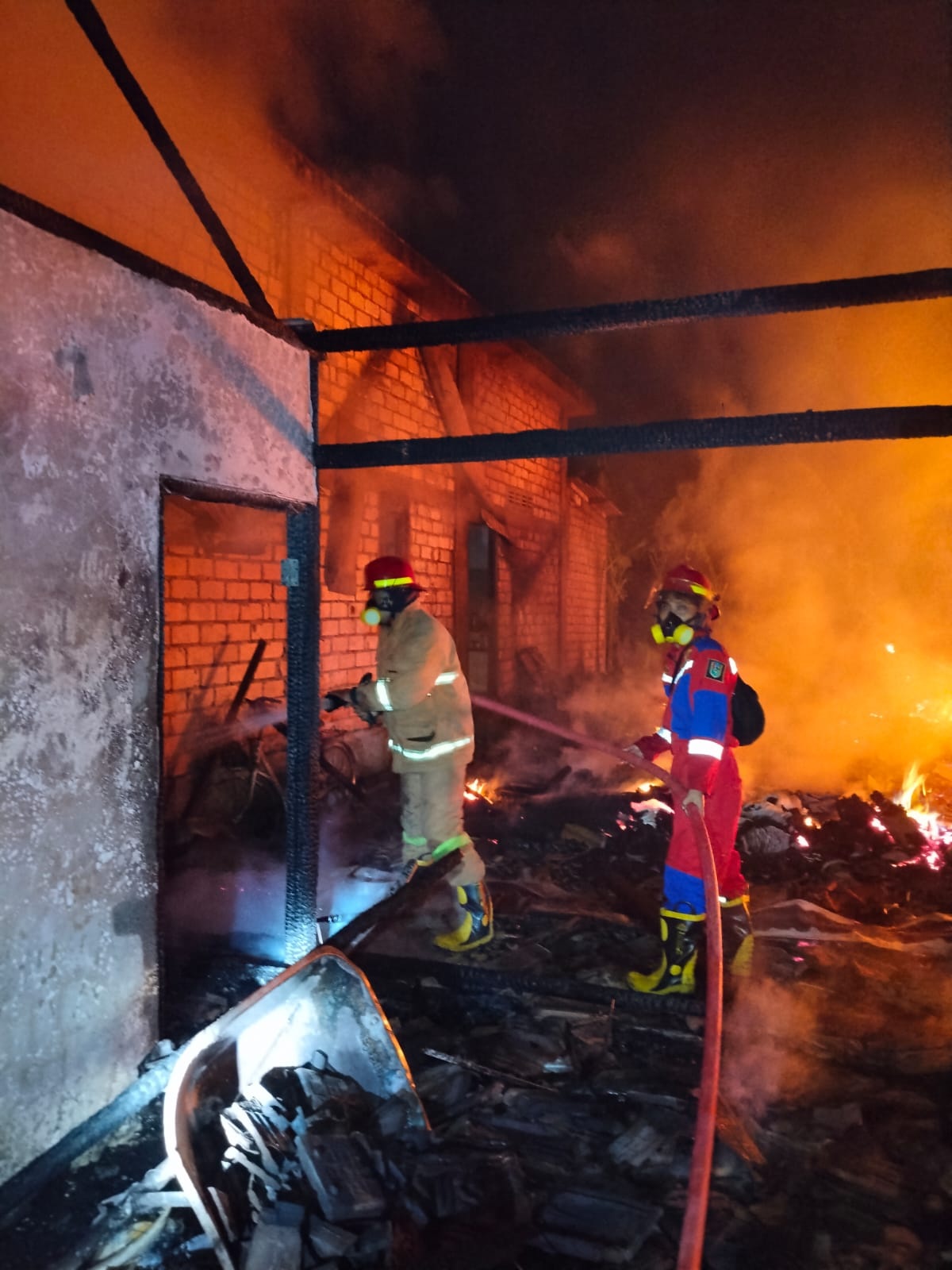Petugas Damkar Tuban melakukan upaya pemadaman di lokasi kebakaran di wilayah Desa Sembungrejo, Kecamatan Plumpang, Jumat (6/3) dini hari.