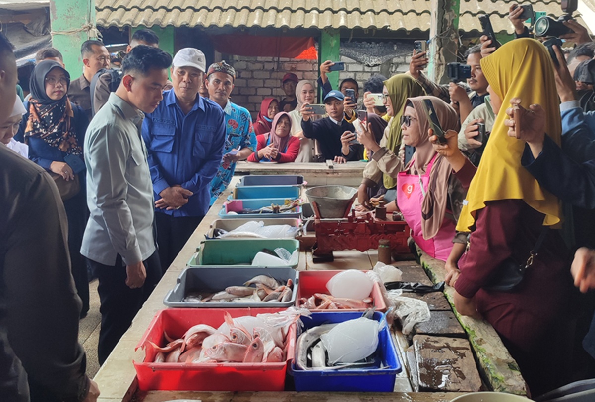 Wakil Presiden RI Gibran Rakabuming Raka ketika berkunjung di Pasar Ikan Desa Glondonggede, Kecamatan Tambakboyo, kemarin (6/3).