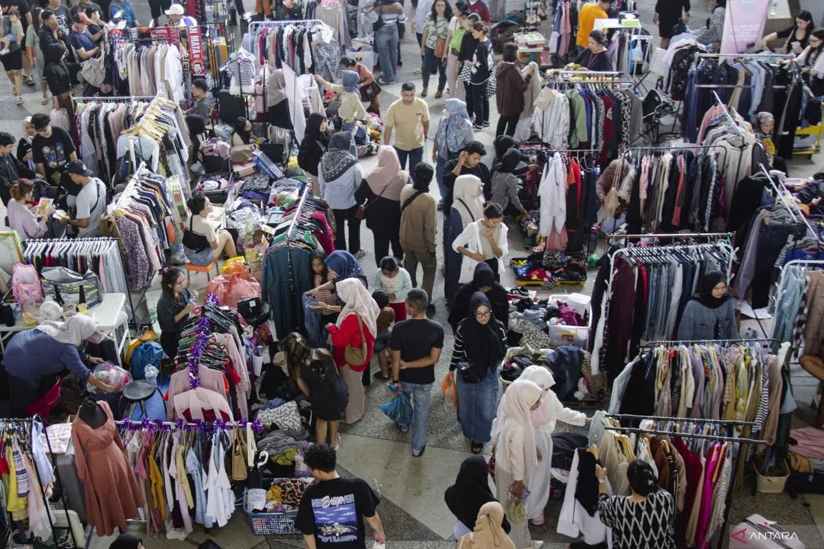 Pengunjung mengamati barang-barang bekas impor (thrifting) yang dijual