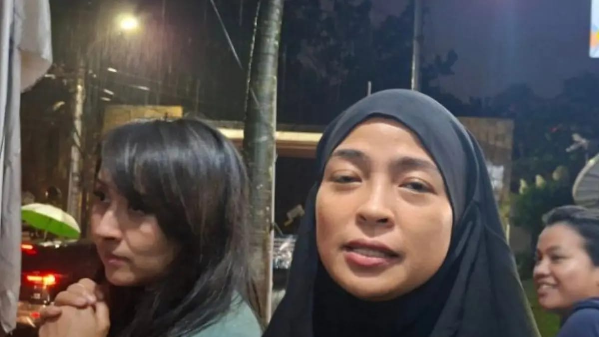 Dua personel band Kotak, Tantri (kanan) dan Chua saat melayat ke rumah duka mendiang Vidi Aldiano.