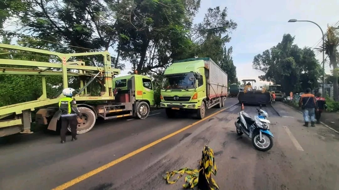 Kondisi lalu lintas di jalan raya Tuban-Widang di Desa Compreng, Kecamatan Widang tersendat akibat perbaikan jalan di sejumlah titik.