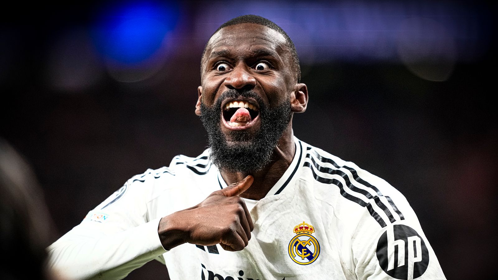 Bek Real Madrid Antonio Rudiger menarik perhatian Juventus dan AC Milan menjelang masa akhir kontraknya.