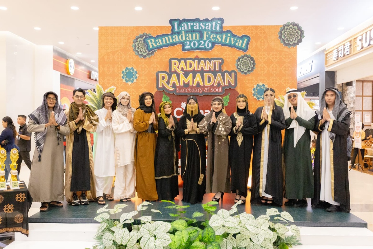 Owner sekaligus founder Larasati Entertainment Ratna Handayani bersama dengan seluruh kru