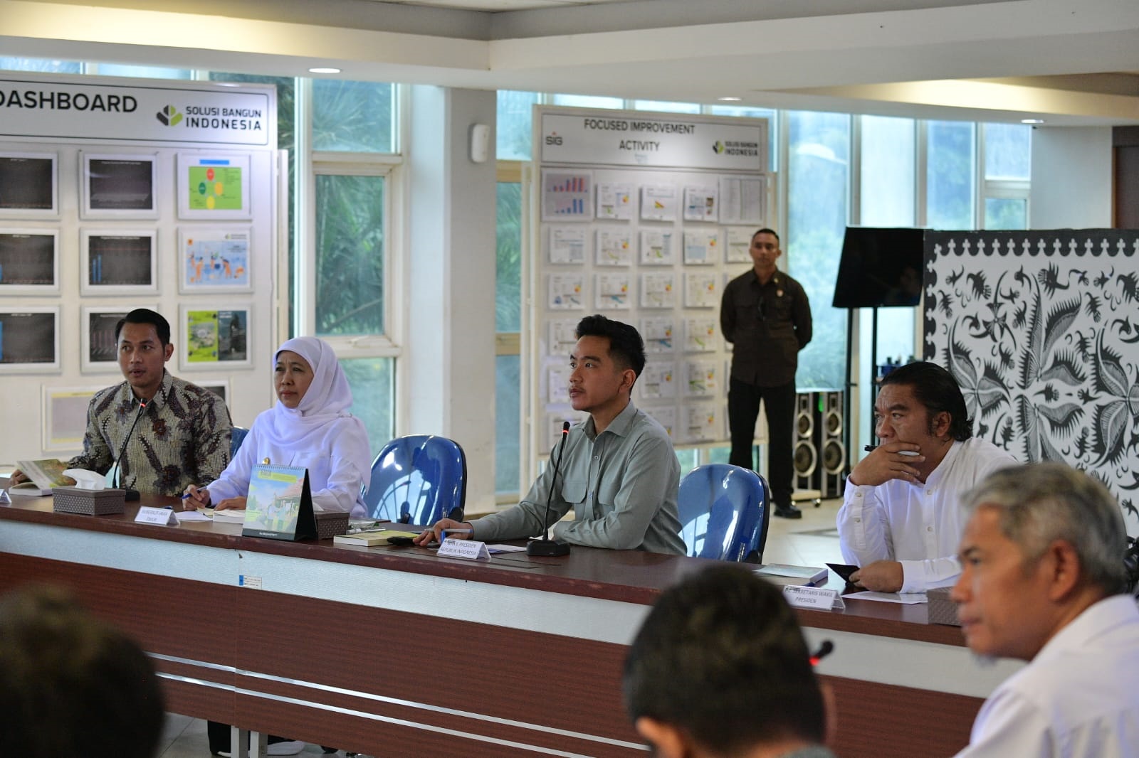 BIRO PERS WAPRES UNTUK RADAR TUBAN  Wapres RI Gibran Rakabuming Raka memimpin rapat koordinasi penanganan banjir di Kantor PT Semen Indonesia Tuban, Jum&rsquo;at (6/3).