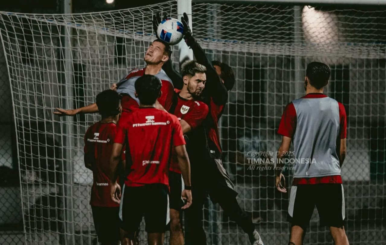 Pemain Timnas Indonesia senior saat melakukan official training.