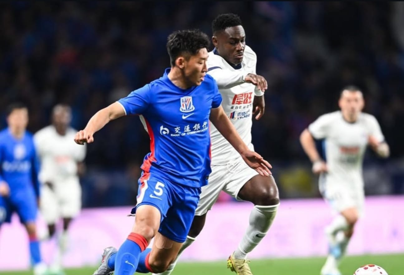Ilustrasi pertandingan Chinese Super League musim 2026, Shanghai Shenhua vs Dalian Yingbo. 