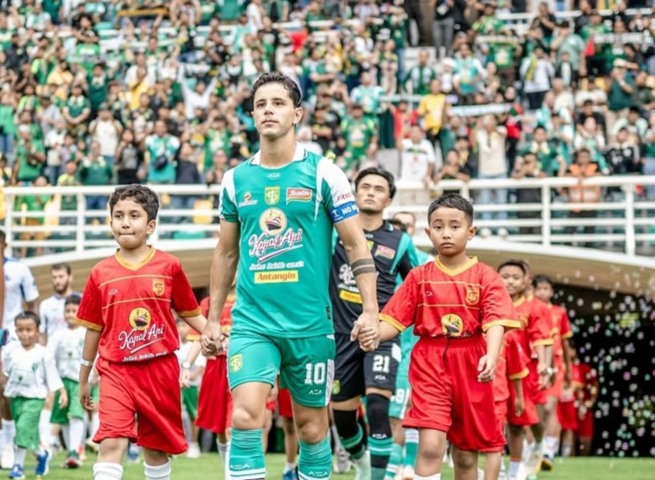 Kapten Persebaya Bruno Moreira kecewa setelah timnya dibantai Borneo FC di Stadion Segiri pada lanjutan BRI Super League 2025/26.