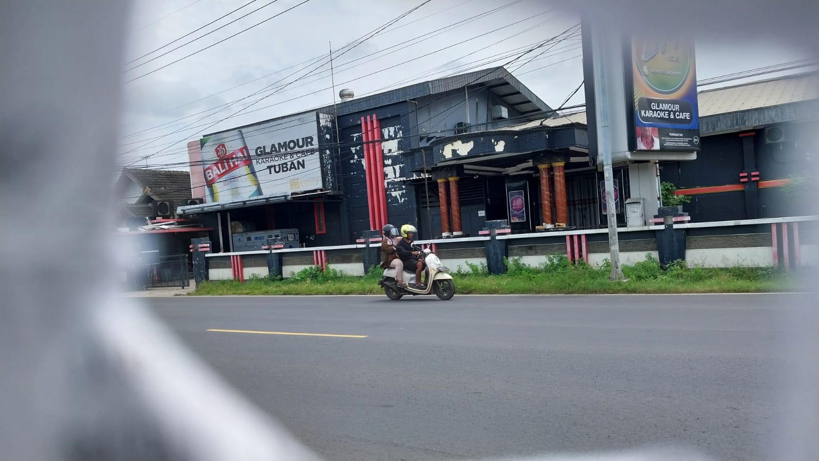 Salah satu tempat hiburan malam di Jalan Semarang - Tuban yang terlihat tanpa aktivitas pada saat siang hari.