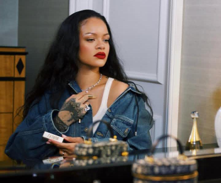 penyanyi internasional Rihanna dari negara Barbados