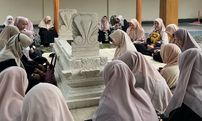 Para santri Ponpes Manba&rsquo;ul Huda ketika ziarah ke makam KH Abdurrahman Sholih di Kelurahan Panyuran, Kecamatan Palang.