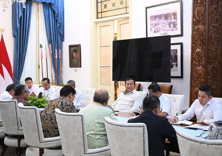 Presiden saat pimpin rapat Terbatas bersama sejumlah Menteri kabinet merah putih, pada (10/3)