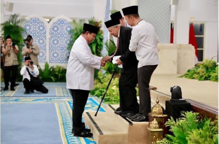 Prabowo membantu Quraish Shihab turun dari podium