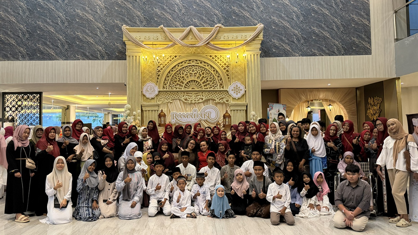 Bidan Sandra mengadakan buka bersama dan santunan bersama dengan anak-anak yatim piatu serta kader kesehatan Kelurahan Ronggomulyo Tuban.