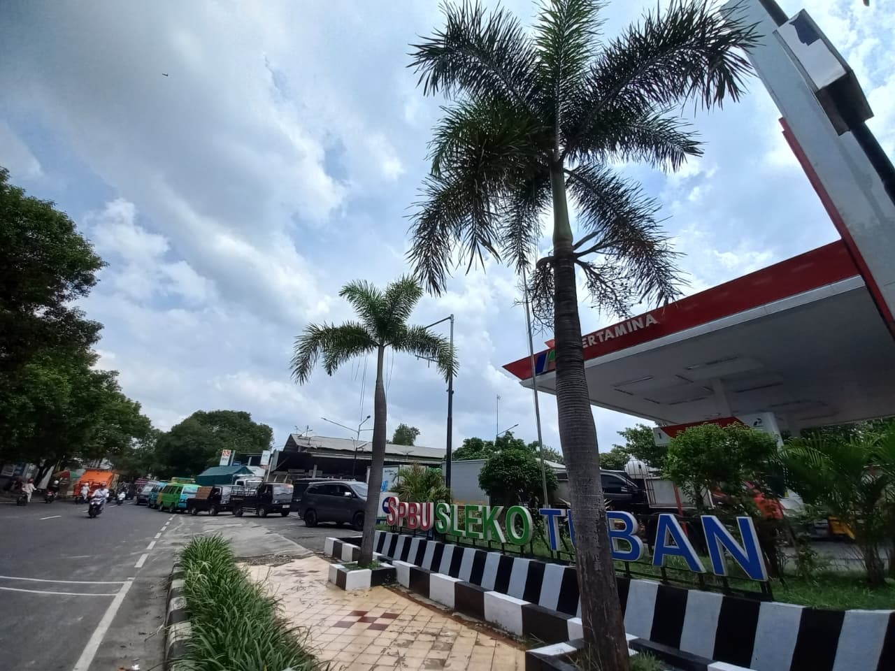 Antrean kendaraan yang hendak mengisi BBM di SPBU Sleko di Jalan Pahlawan tampak mengular hingga ke jalan, kemarin (11/3).