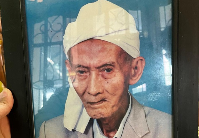 Potret KH Hisyam Ismail yang difoto di kediamannya di Desa Sekardadi, Kecamatan Jenu.