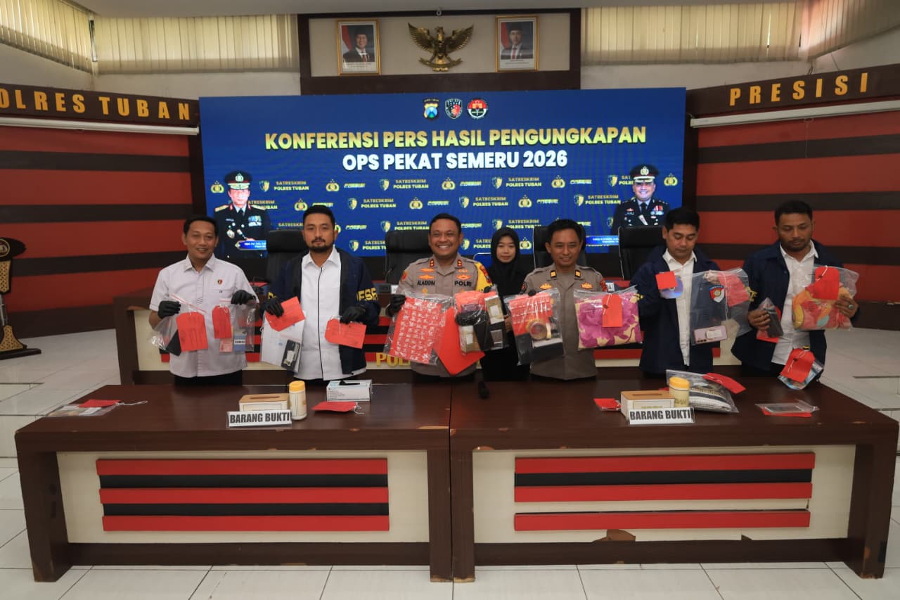 Kapolres Tuban AKBP Alaiddin bersama jajarannya melakukan konferensi pers hasil pengungkapan Operasi Pekat Semeru 2026 di gedung Sanika Satyawada Mapolres Tuban, kemarin (12/3).