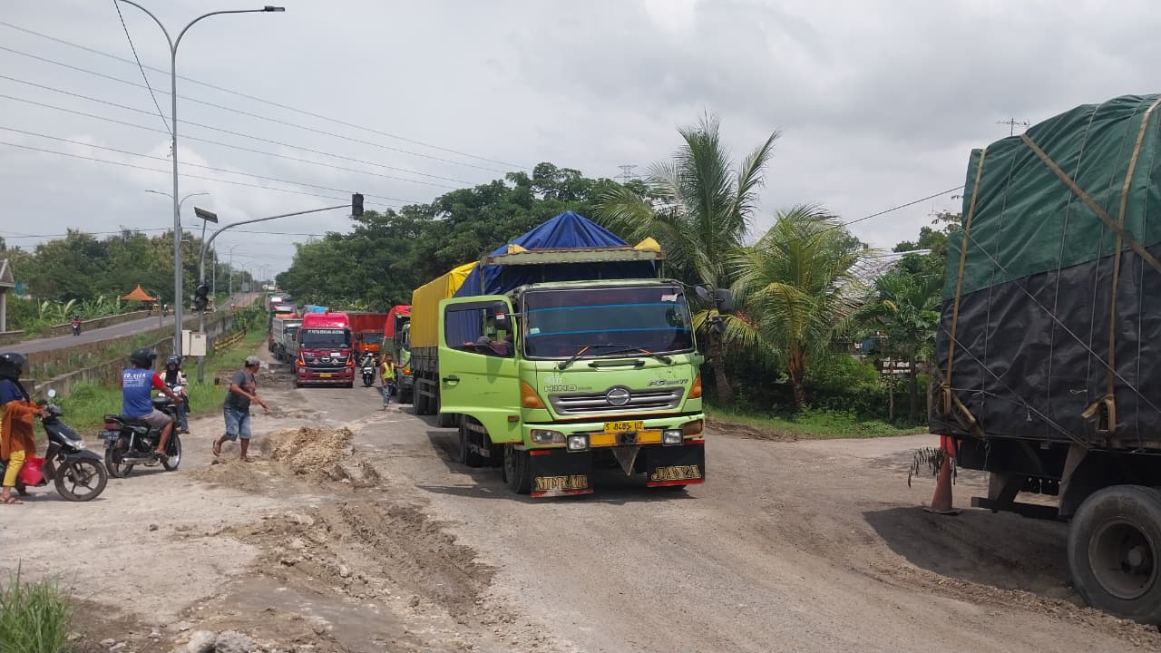 Kondisi kerusakan jalan di jalur ring road, tepatnya di Desa Prunggahan Kulon, Kecamatan Semanding yang mengalami kerusakan parah dalam beberapa hari terakhir.