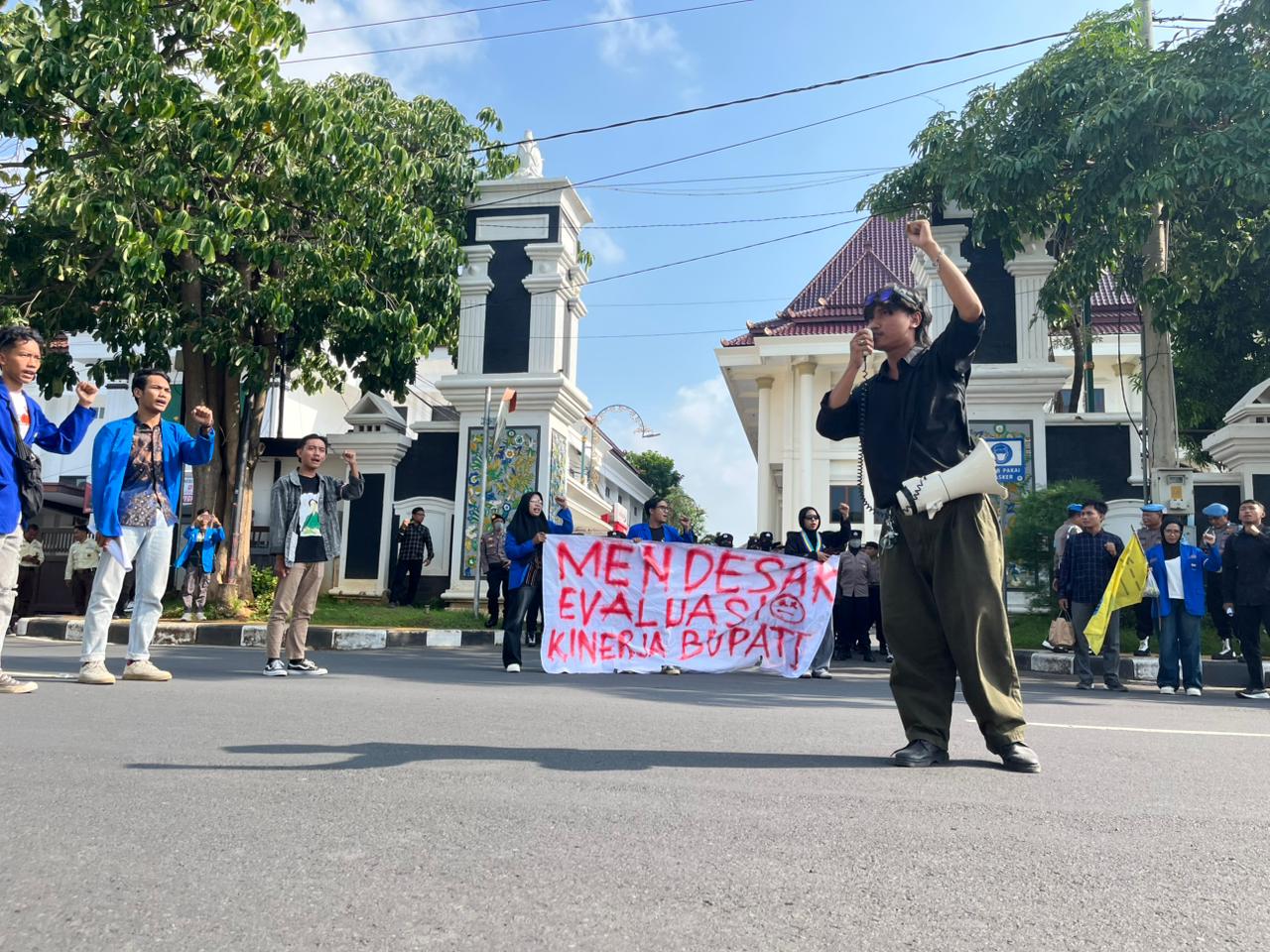Mahasiswa PMII Tuban melakukan aksi di depan kantor Pemkab Tuban, Jalan RA Kartini yang mendapat penjagaan aparat dari kepolisian.
