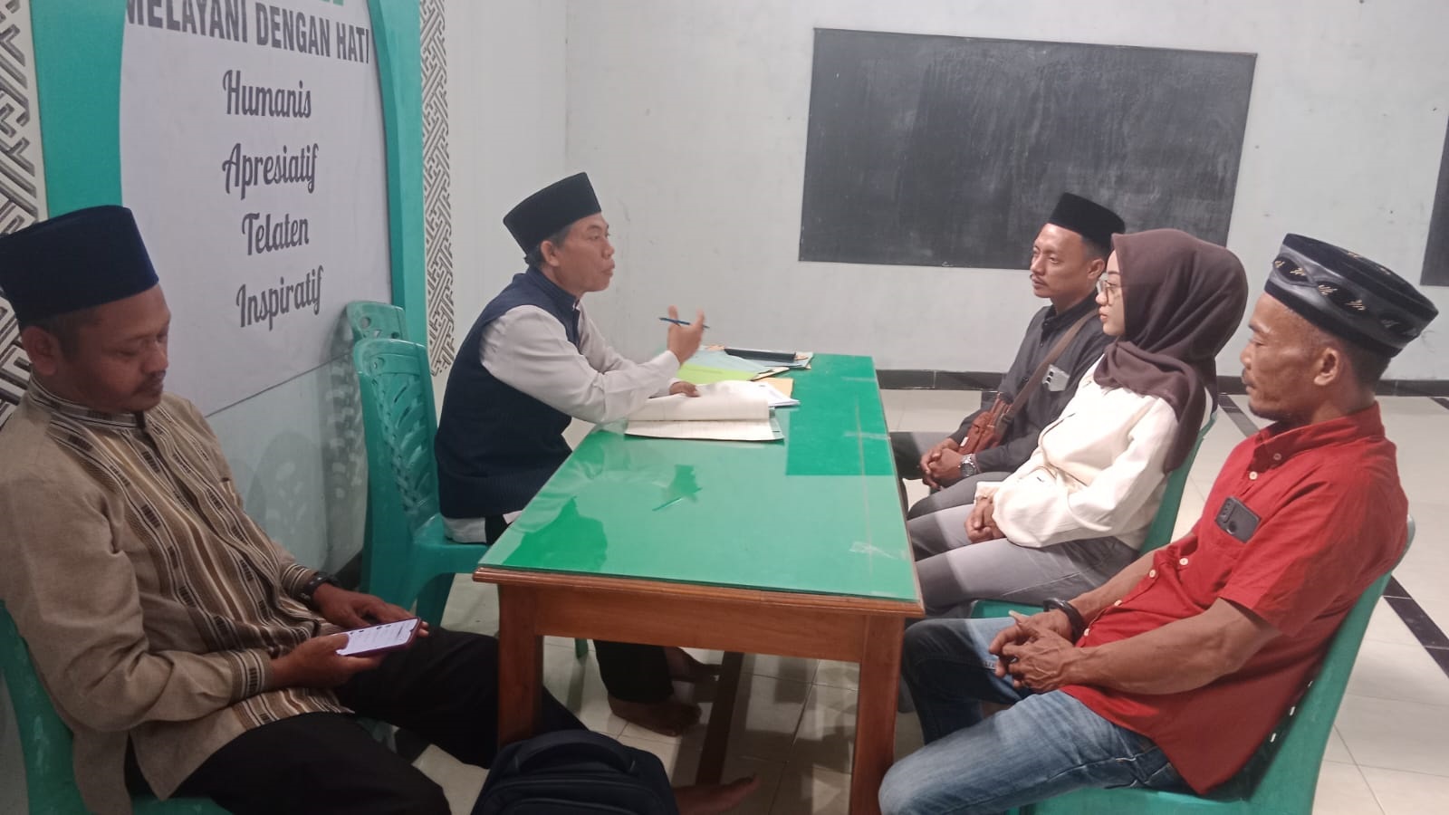 IKUTI TRADISI: Pasangan calon pengantin asal Desa Ngadirejo, Kecamatan Rengel mendaftar menikah pada ke-29 Ramadan di KUA Kecamatan Rengel.