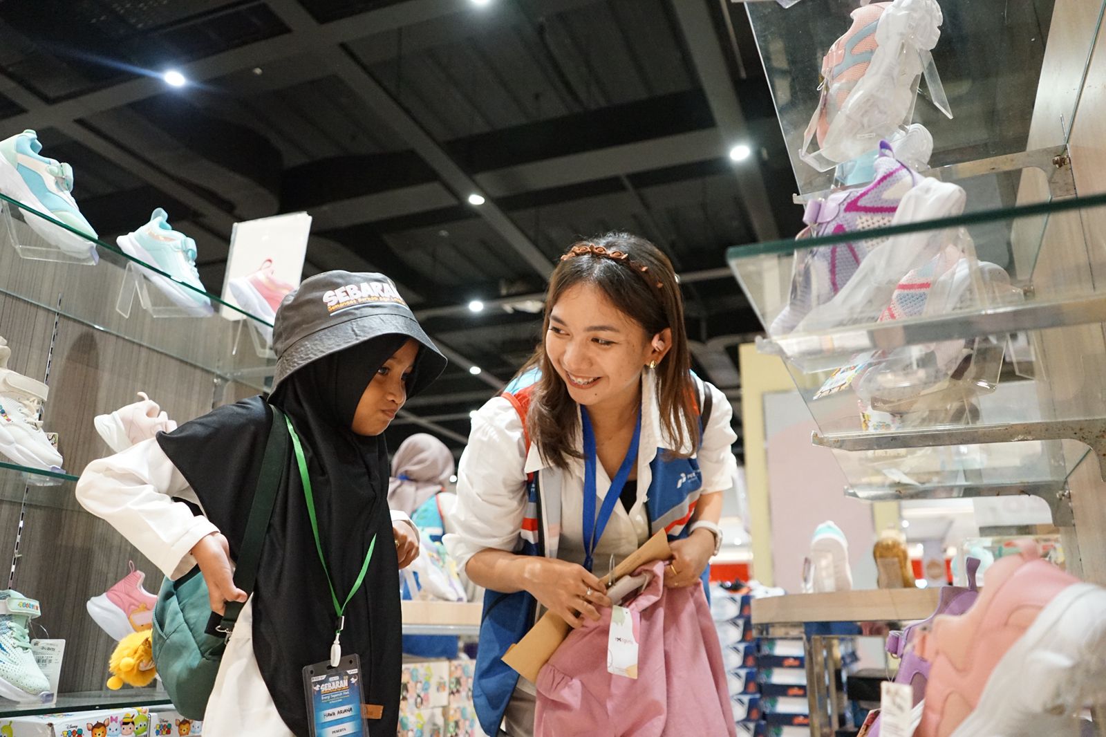 Relawan Pertamina Group dampingi anak yatim belanja kebutuhan Idulfitri