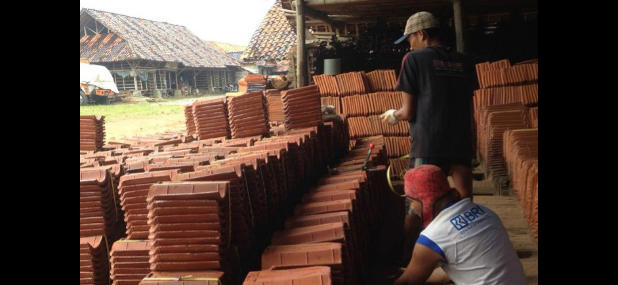 BRI perkuat industri genteng tanah liat melalui KUR