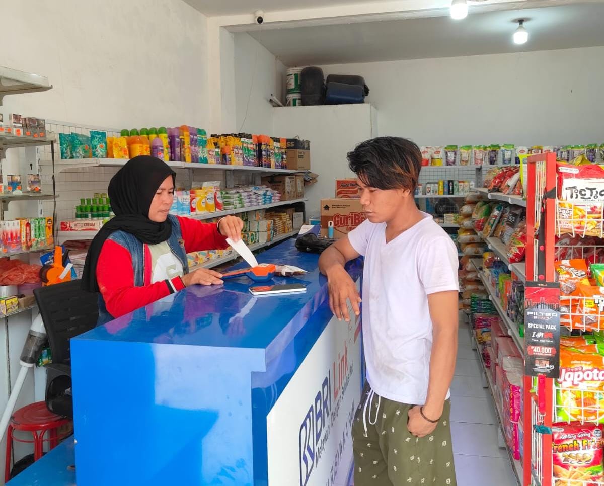 Usaha kecil Risya Naifah berkembang setelah menjadi Agen BRILink dan kini melayani transaksi warga setiap hari.